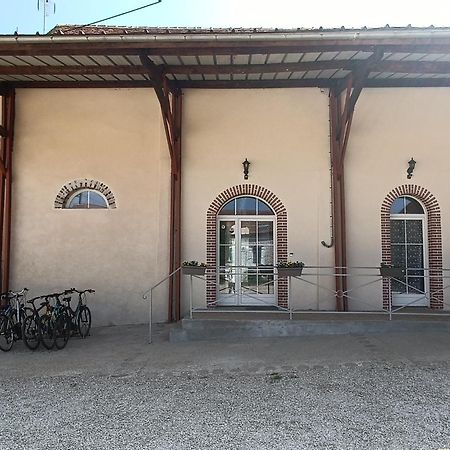 Chambre D'Hotes Le Domaine Des Hirondelles Champcenest Экстерьер фото