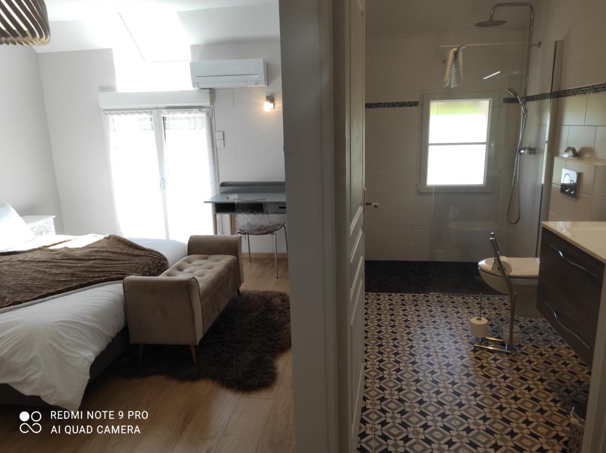 Chambre D'Hotes Le Domaine Des Hirondelles Champcenest Номер фото