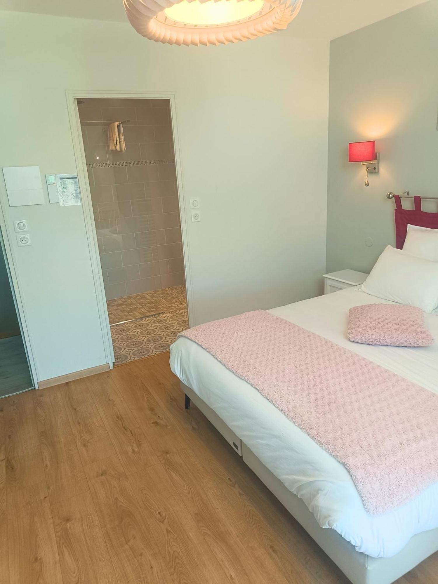 Chambre D'Hotes Le Domaine Des Hirondelles Champcenest Экстерьер фото
